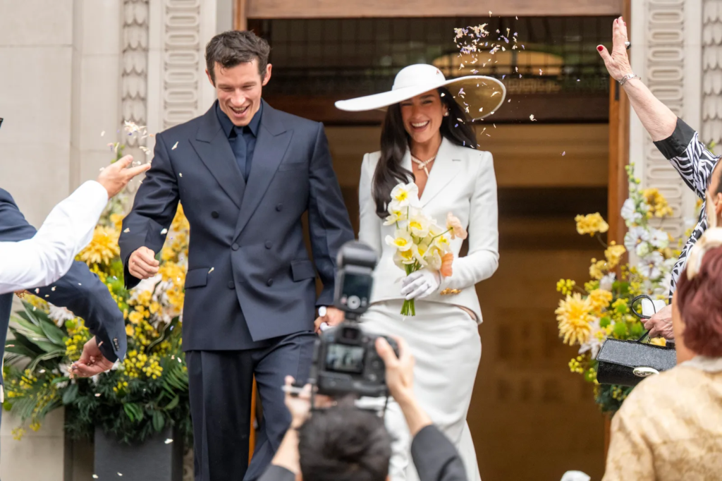 Dua Lipa se casó con Callum Turner y sorprendió con un look nupcial fuera de lo común