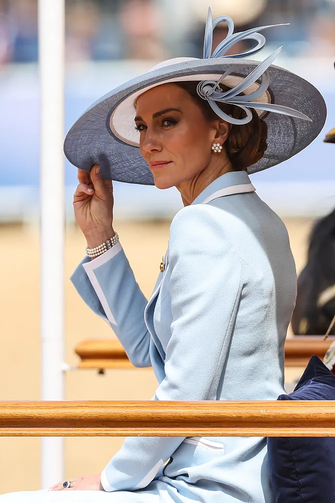 Kate Middleton homenajeó a Lady Di con un elegante look azul en el Trooping the Colour 2026