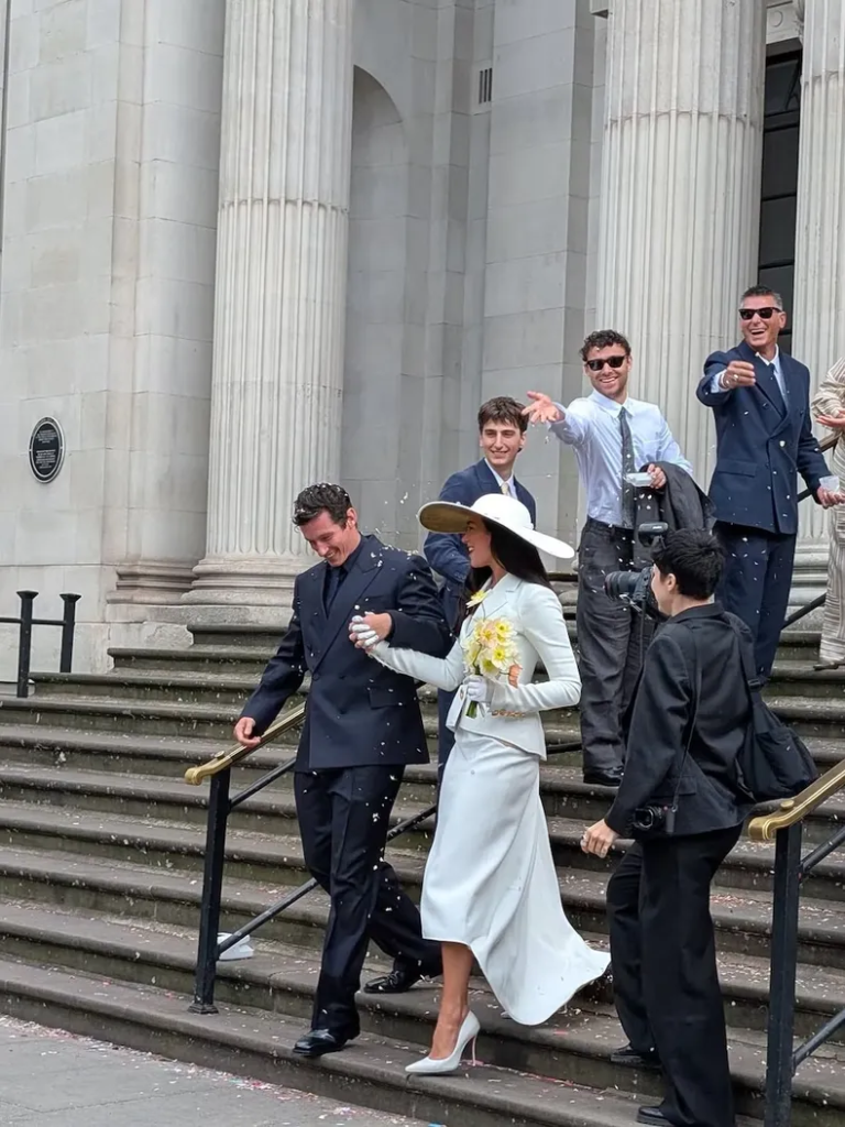 Dua Lipa se casó con Callum Turner y sorprendió con un look nupcial fuera de lo común
