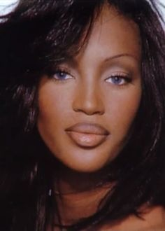 El maquillaje de los 90 regresa con fuerza: labios marrones, piel mate y ojos definidos