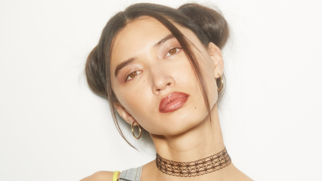 El maquillaje de los 90 regresa con fuerza: labios marrones, piel mate y ojos definidos