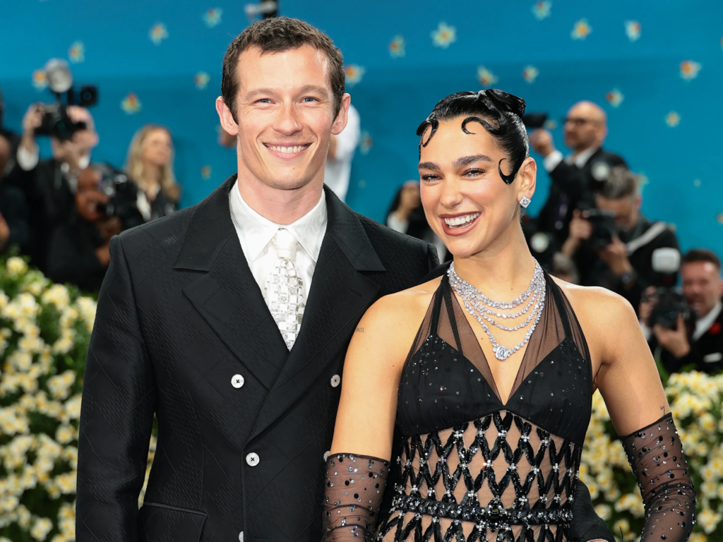 Dua Lipa se casó con Callum Turner y sorprendió con un look nupcial fuera de lo común