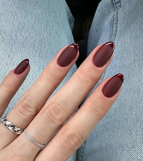 Uñas burdeos mate: la manicura elegante que será tendencia en el invierno 2026