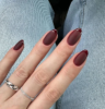 Uñas burdeos mate: la manicura elegante que será tendencia en el invierno 2026