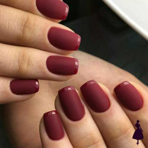 Uñas burdeos mate: la manicura elegante que será tendencia en el invierno 2026