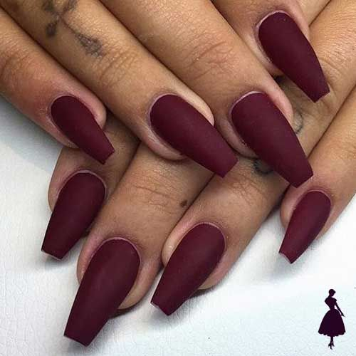 Uñas burdeos mate: la manicura elegante que será tendencia en el invierno 2026