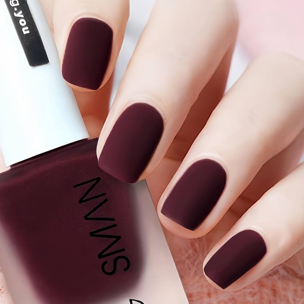 Uñas burdeos mate: la manicura elegante que será tendencia en el invierno 2026