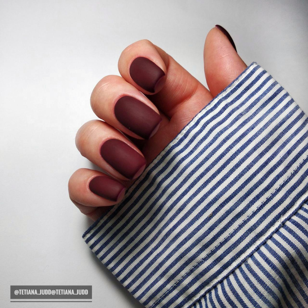 Uñas burdeos mate: la manicura elegante que será tendencia en el invierno 2026