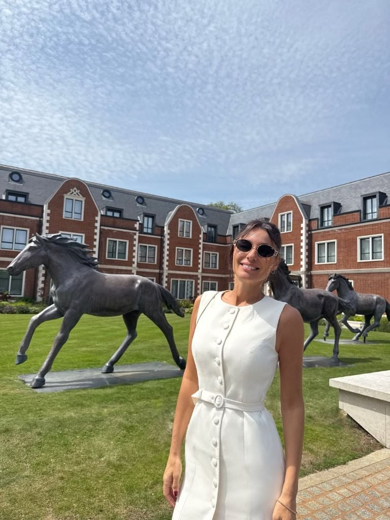 Pampita deslumbró en Inglaterra con un look elegante y atemporal que marca tendencia