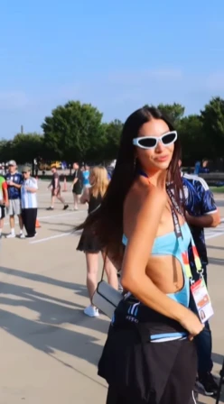 Zaira Nara apostó al celeste y blanco con un look ideal para alentar a la Selección Argentina