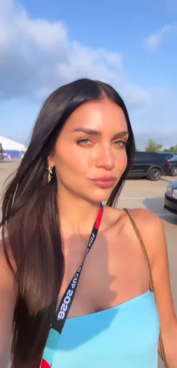 Zaira Nara apostó al celeste y blanco con un look ideal para alentar a la Selección Argentina