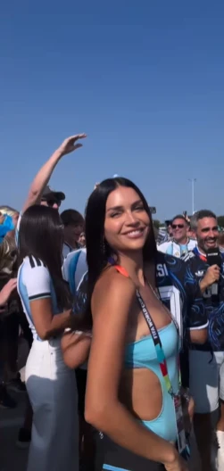 Zaira Nara apostó al celeste y blanco con un look ideal para alentar a la Selección Argentina