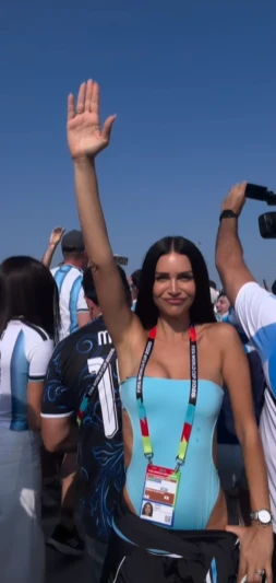 Zaira Nara apostó al celeste y blanco con un look ideal para alentar a la Selección Argentina