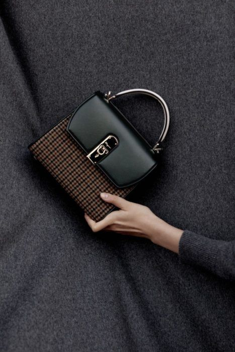 Las carteras XXL pasaron de moda: los bolsos pequeños y estructurados son la tendencia de 2026