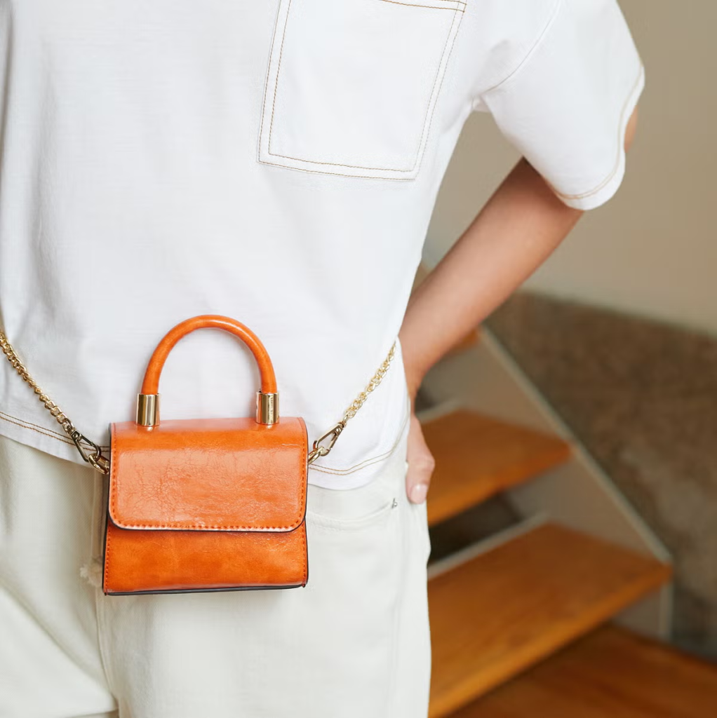 Las carteras XXL pasaron de moda: los bolsos pequeños y estructurados son la tendencia de 2026