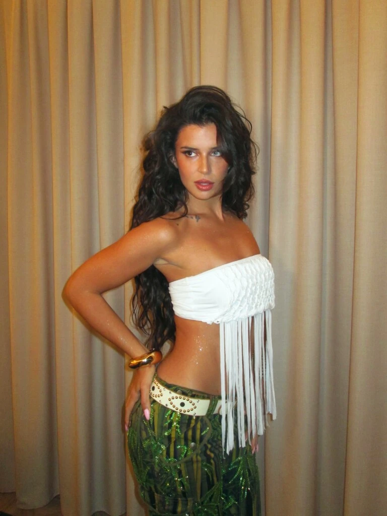 Nathy Peluso deslumbró en Valencia con un look western lleno de brillo y flecos