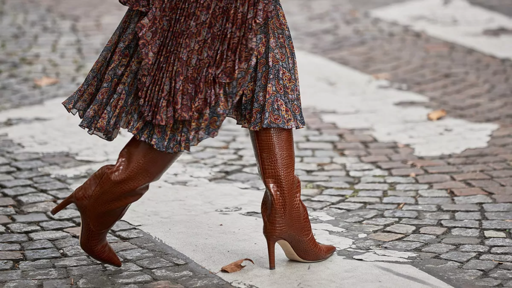 Botas altas y faldas largas: la combinación elegante que domina el otoño 2026