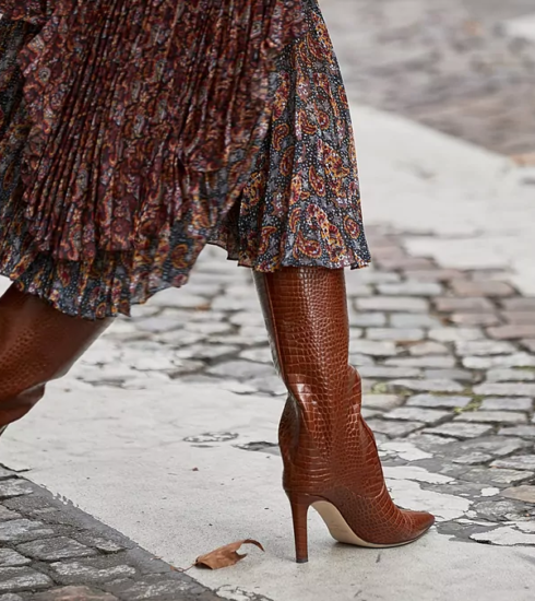 Botas altas y faldas largas: la combinación elegante que domina el otoño 2026