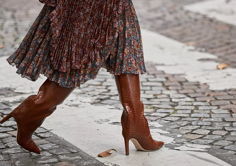Botas altas y faldas largas: la combinación elegante que domina el otoño 2026
