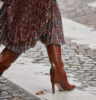 Botas altas y faldas largas: la combinación elegante que domina el otoño 2026