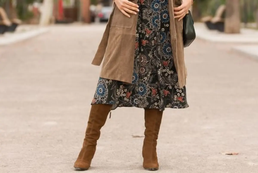 Botas altas y faldas largas: la combinación elegante que domina el otoño 2026