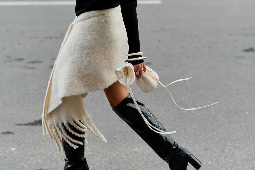 Botas altas y faldas largas: la combinación elegante que domina el otoño 2026