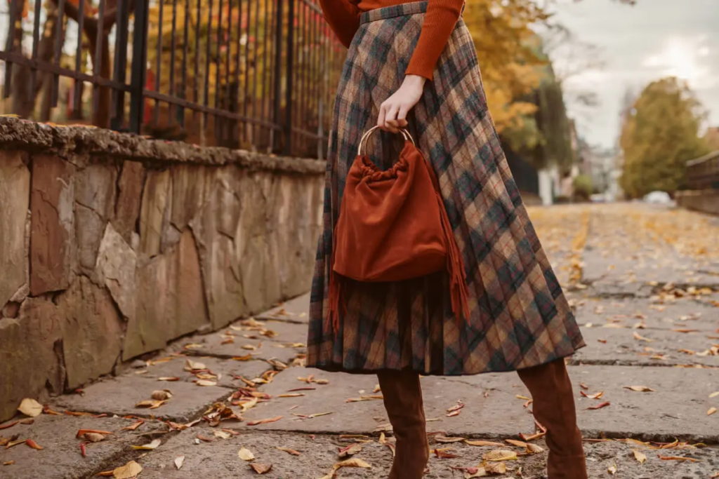 Botas altas y faldas largas: la combinación elegante que domina el otoño 2026