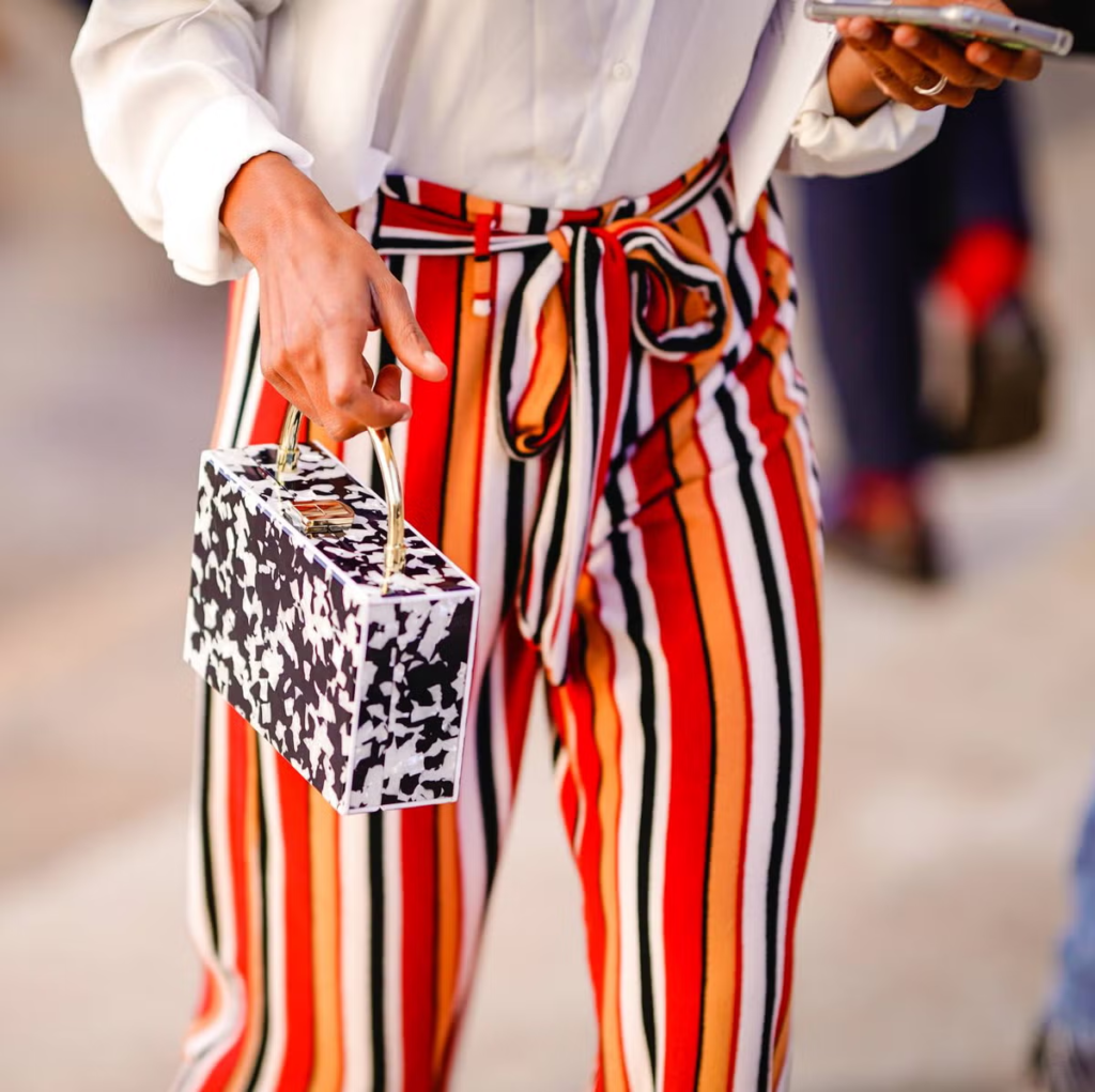 Blusa de flores y pantalón de rayas: la combinación inesperada que conquista el verano europeo 2026