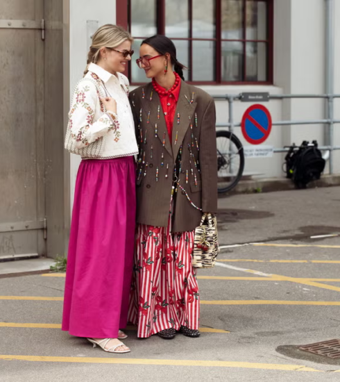 Blusa de flores y pantalón de rayas: la combinación inesperada que conquista el verano europeo 2026