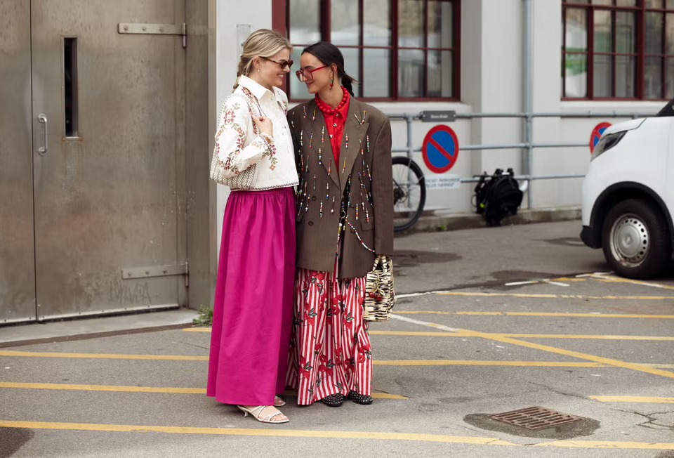 Blusa de flores y pantalón de rayas: la combinación inesperada que conquista el verano europeo 2026