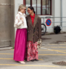 Blusa de flores y pantalón de rayas: la combinación inesperada que conquista el verano europeo 2026