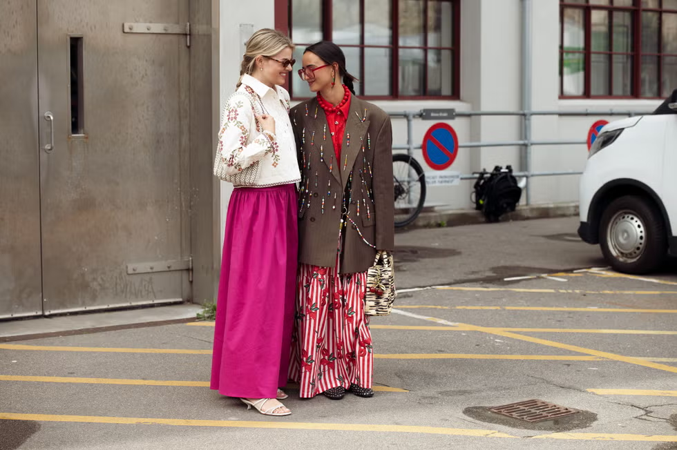 Blusa de flores y pantalón de rayas: la combinación inesperada que conquista el verano europeo 2026