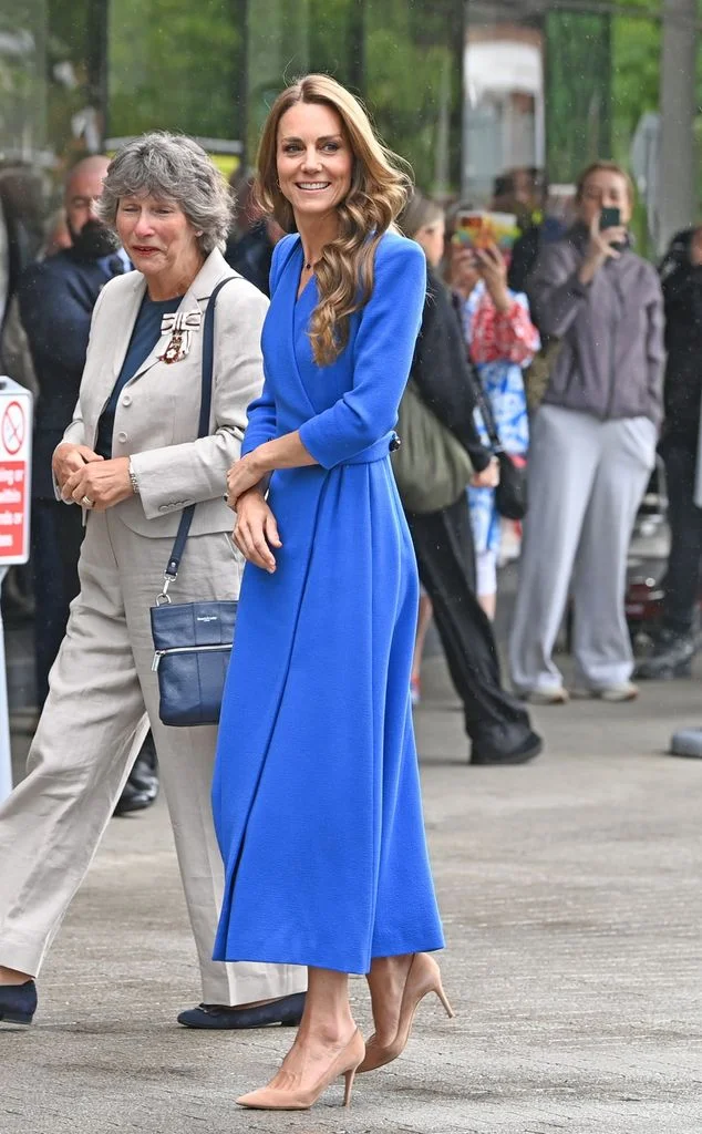 Kate Middleton reaparece en Manchester con un vestido azul que ya había usado y vuelve a marcar tendencia