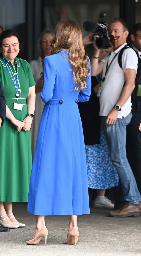 Kate Middleton reaparece en Manchester con un vestido azul que ya había usado y vuelve a marcar tendencia