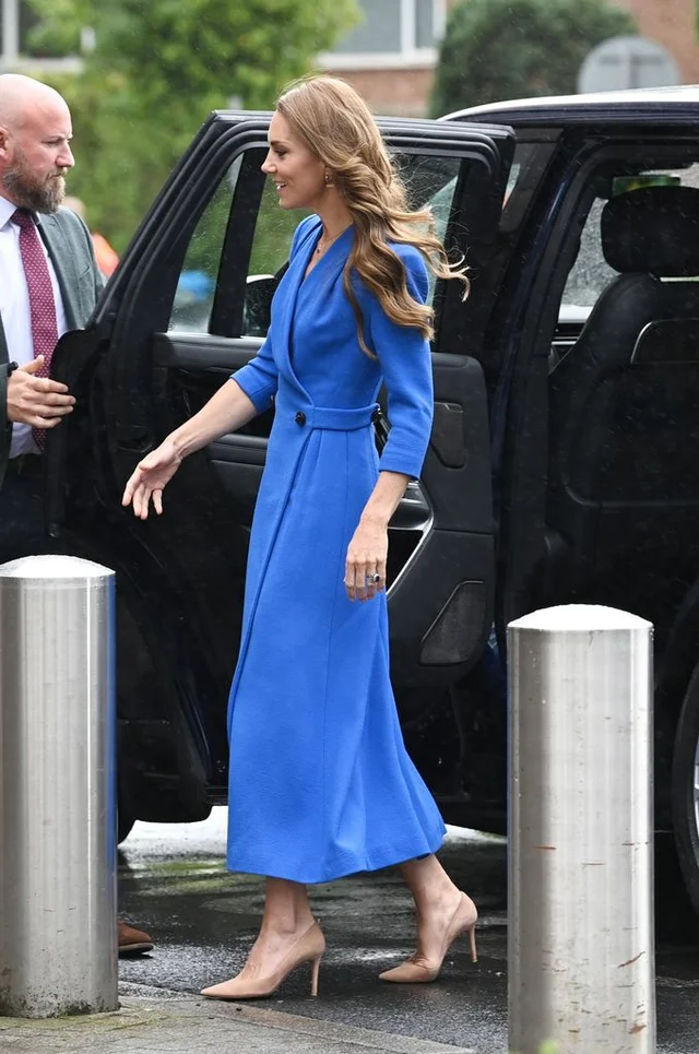 Kate Middleton reaparece en Manchester con un vestido azul que ya había usado y vuelve a marcar tendencia