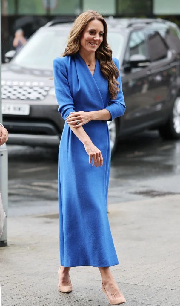 Kate Middleton reaparece en Manchester con un vestido azul que ya había usado y vuelve a marcar tendencia