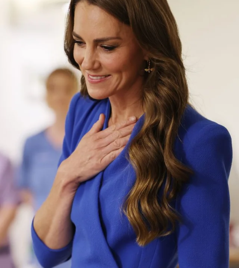 Kate Middleton reaparece en Manchester con un vestido azul que ya había usado y vuelve a marcar tendencia