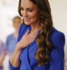 Kate Middleton reaparece en Manchester con un vestido azul que ya había usado y vuelve a marcar tendencia