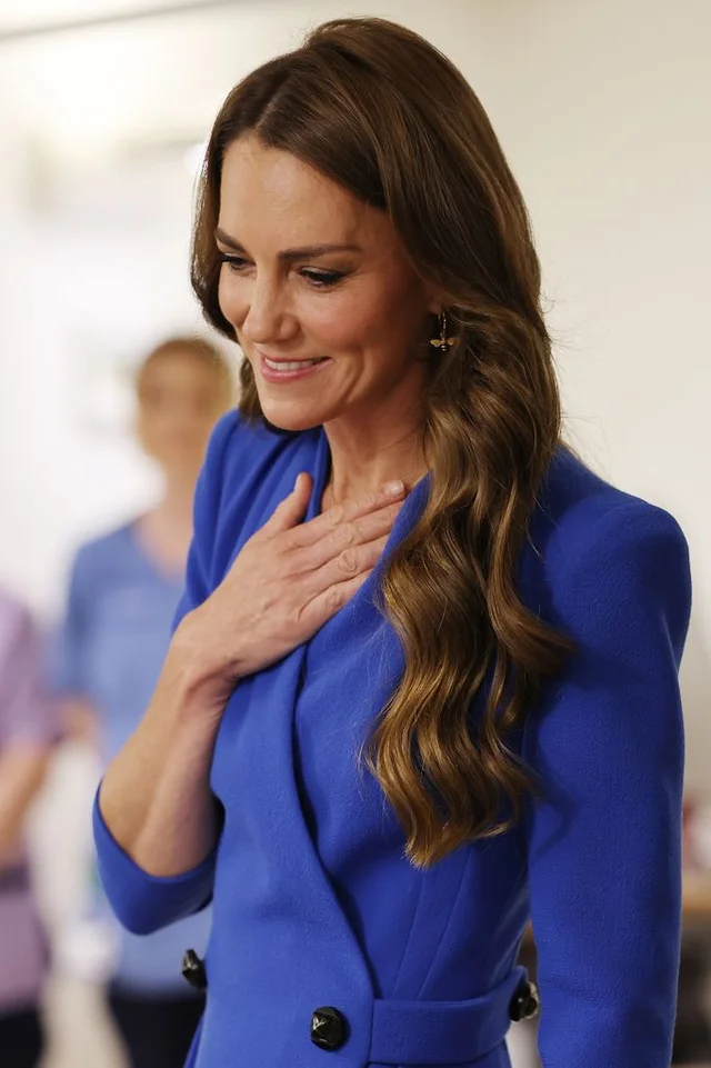 Kate Middleton reaparece en Manchester con un vestido azul que ya había usado y vuelve a marcar tendencia