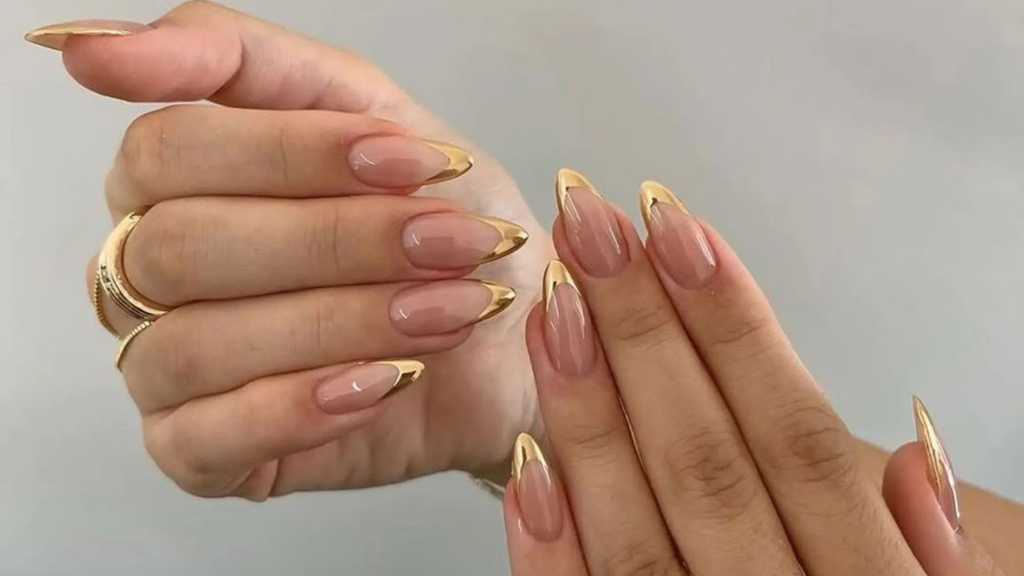 Uñas almendradas doradas: la manicura elegante que será tendencia en invierno 2026