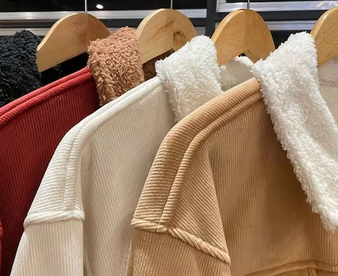 Las camperas de corderito vuelven a ser tendencia y dominarán el invierno 2026