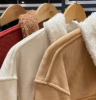 Las camperas de corderito vuelven a ser tendencia y dominarán el invierno 2026