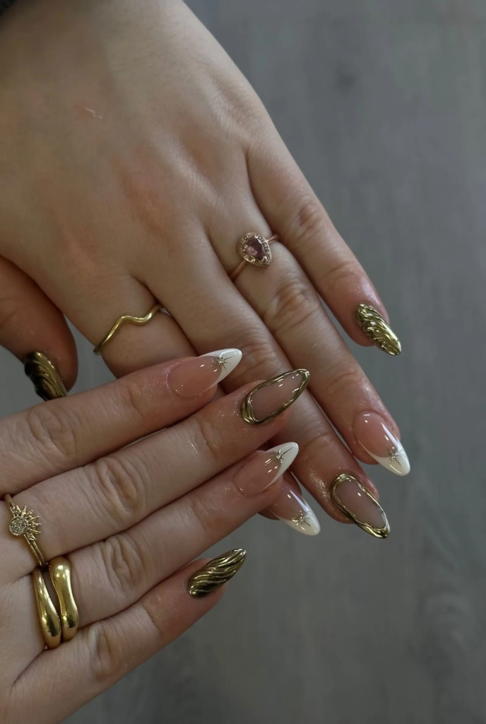 Uñas almendradas doradas: la manicura elegante que será tendencia en invierno 2026