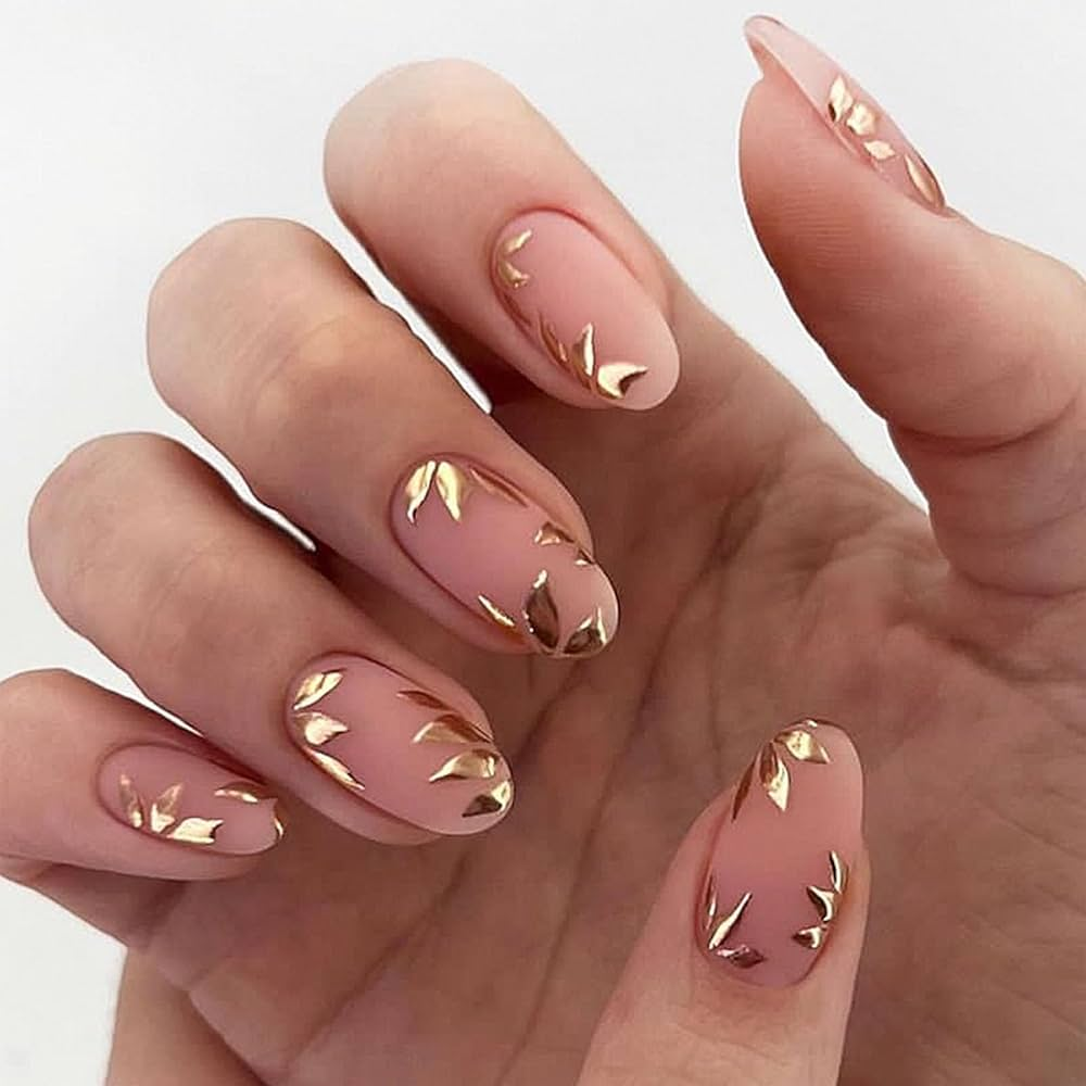Uñas almendradas doradas: la manicura elegante que será tendencia en invierno 2026