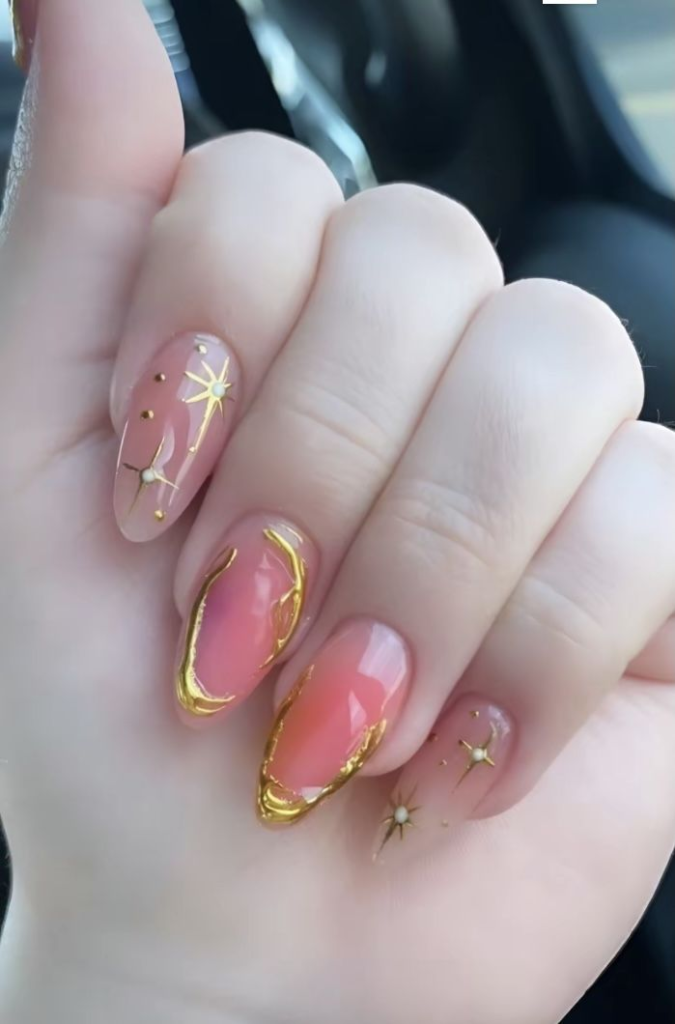 Uñas almendradas doradas: la manicura elegante que será tendencia en invierno 2026