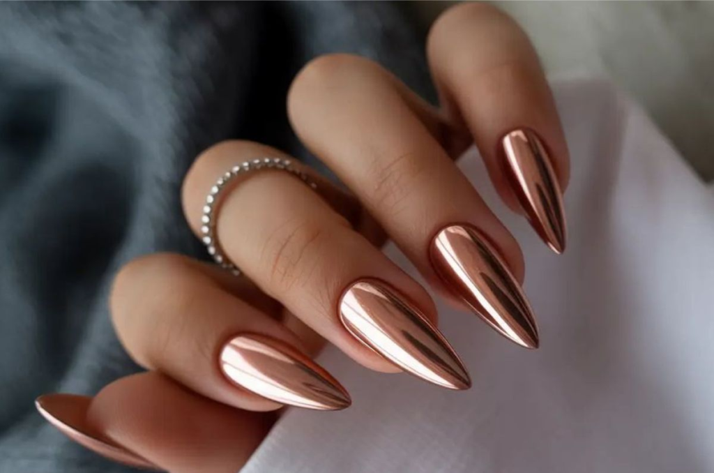 Uñas almendradas doradas: la manicura elegante que será tendencia en invierno 2026