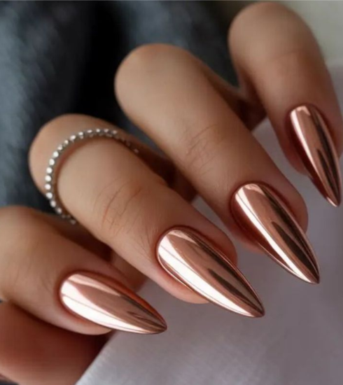 Uñas almendradas doradas: la manicura elegante que será tendencia en invierno 2026