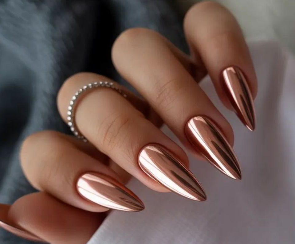 Uñas almendradas doradas: la manicura elegante que será tendencia en invierno 2026