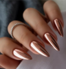 Uñas almendradas doradas: la manicura elegante que será tendencia en invierno 2026