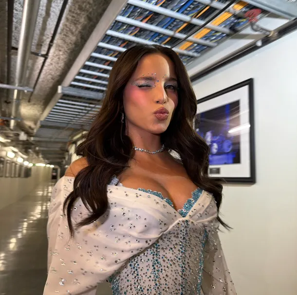 Emilia Mernes brilló con un look celeste y blanco inspirado en Argentina para el Mundial 2026